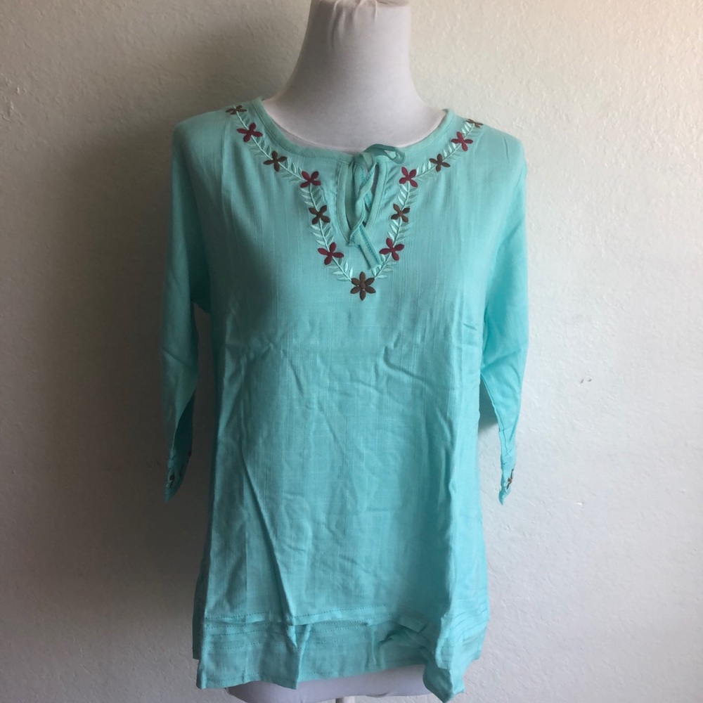 Blouse round neck trimmed flowers design